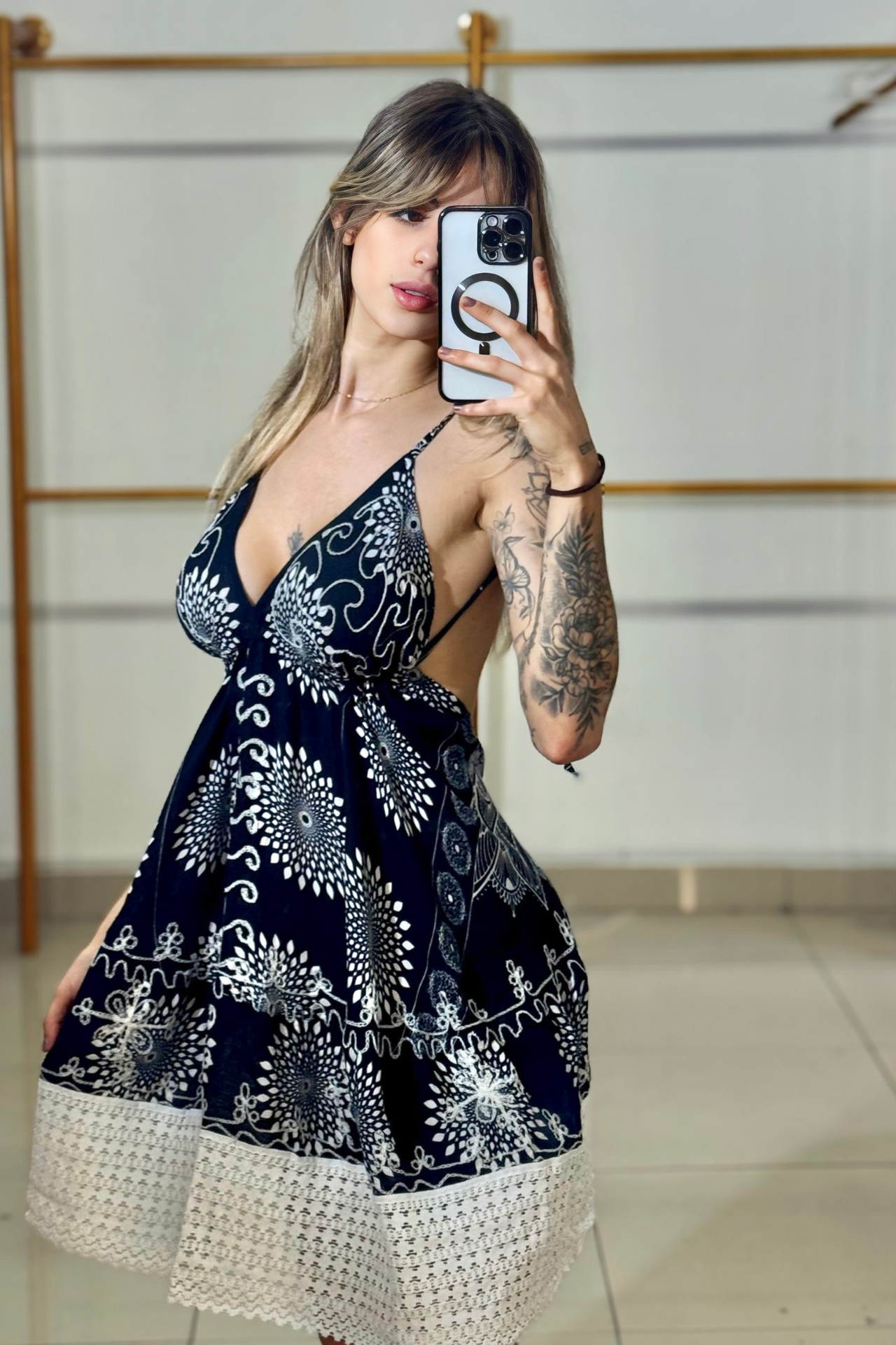 Vestido Curto Costa Nua - Detalhe na Barra