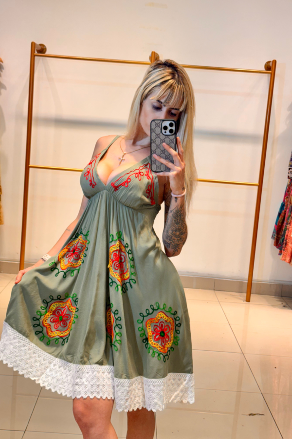 Vestido Curto Bordado Lastex - Image 3
