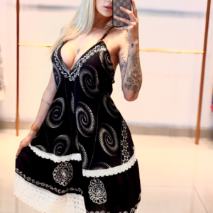 Vestido Curto Costas Trançadas Argolas