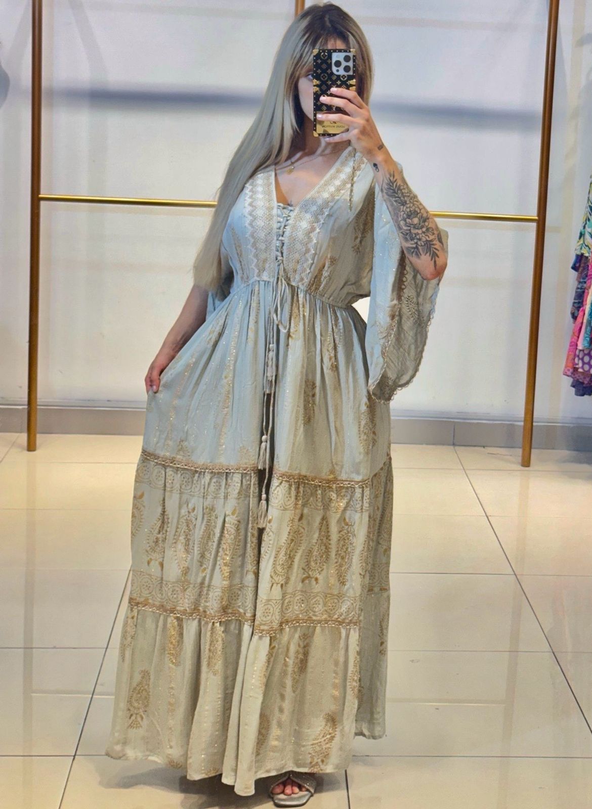 Vestido Alto Luxo com detalhes dourados